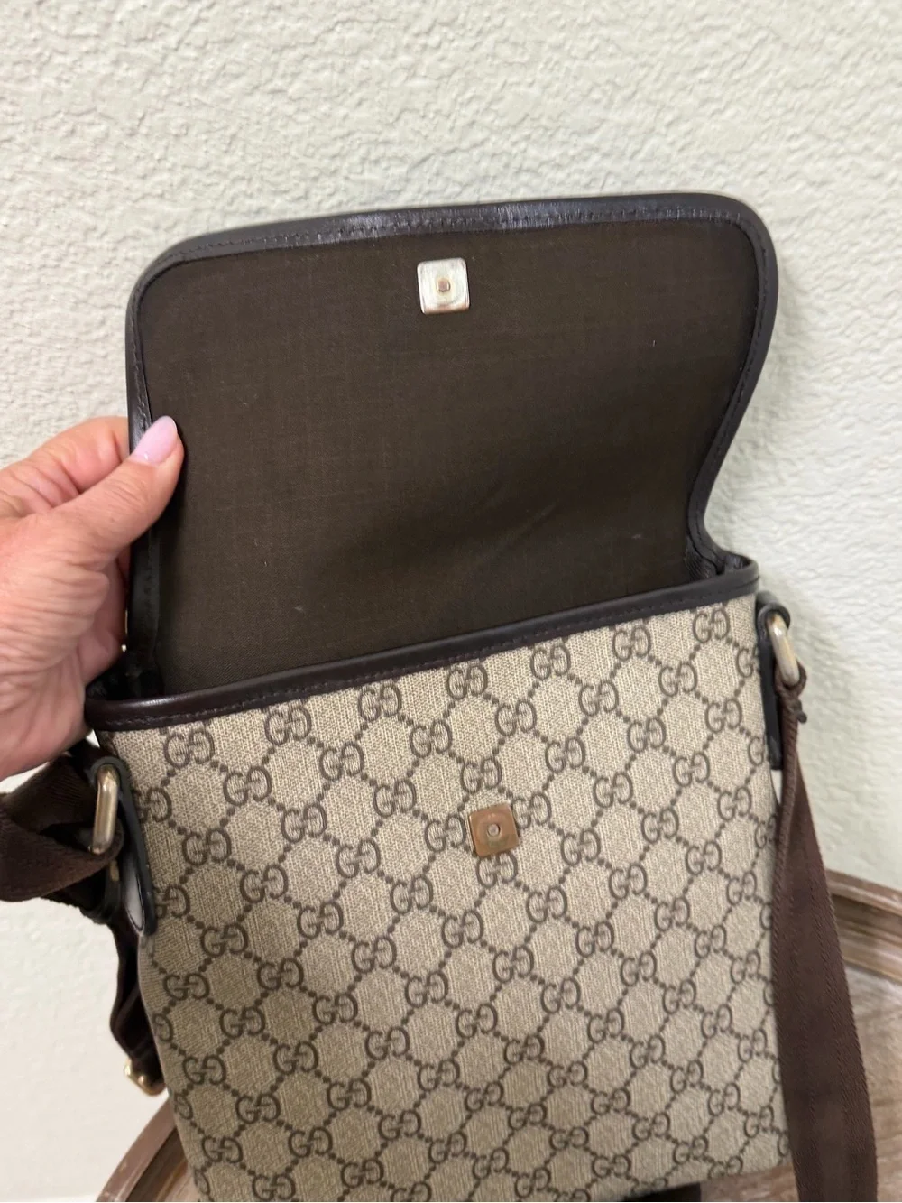 SOLD

AUTHENTIC Gucci Beige Brown GG Supreme Crossbody Bag - Picture 7 of 10